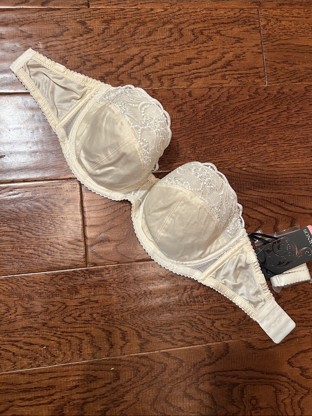 Women's Ivory Lace Underwire Bra - Elegant Support. NWT